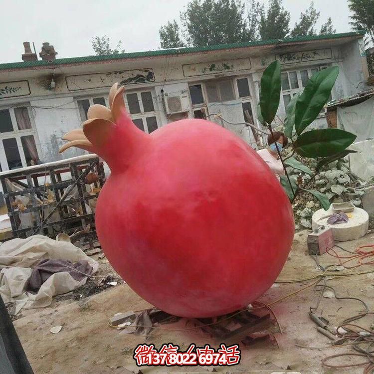 玻璃鋼仿真石榴雕塑，營造公園景區(qū)綠色休閑氛圍