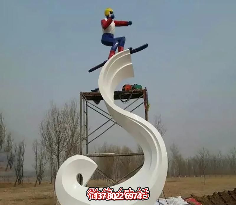 彩繪不銹鋼雕塑，把滑雪運(yùn)動(dòng)主題人物雕刻到廣場上