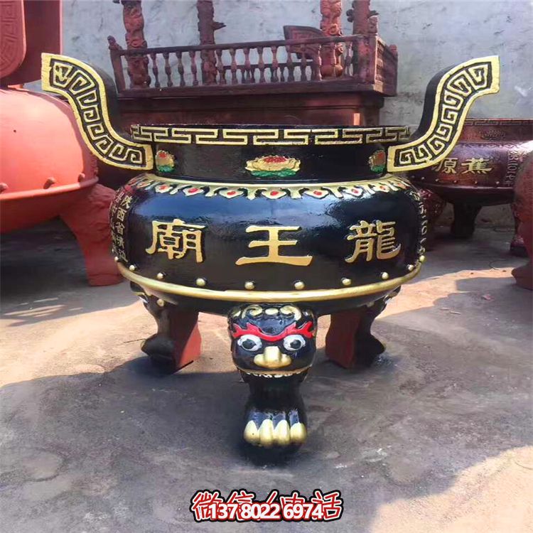 精美彩繪金漆圓形香爐，為寺廟添彩