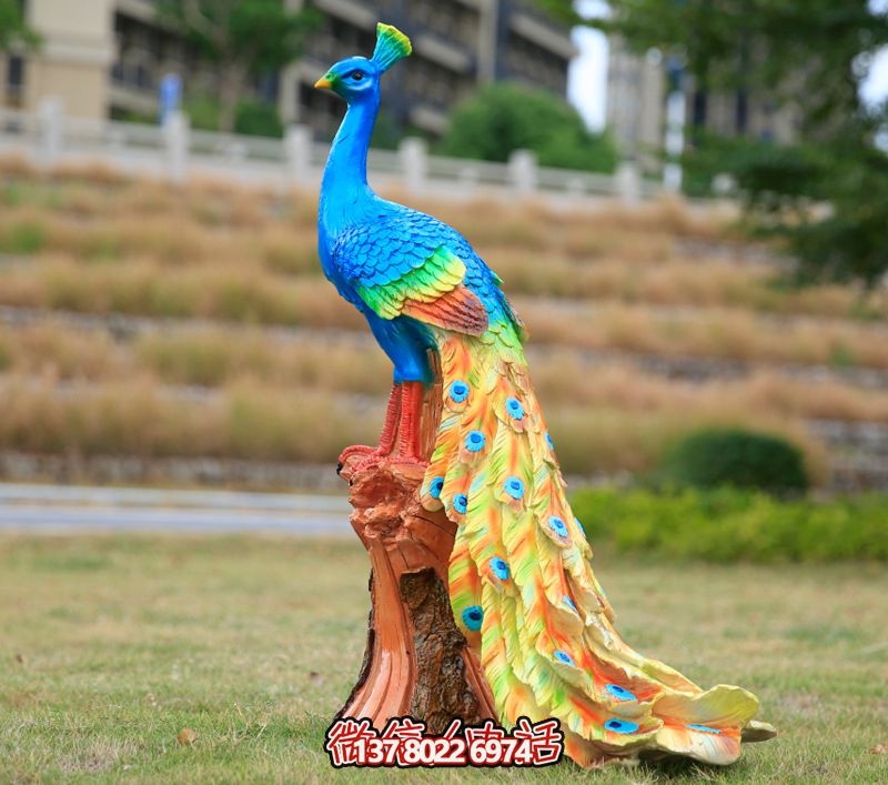 玻璃鋼孔雀雕塑，點綴公園草坪