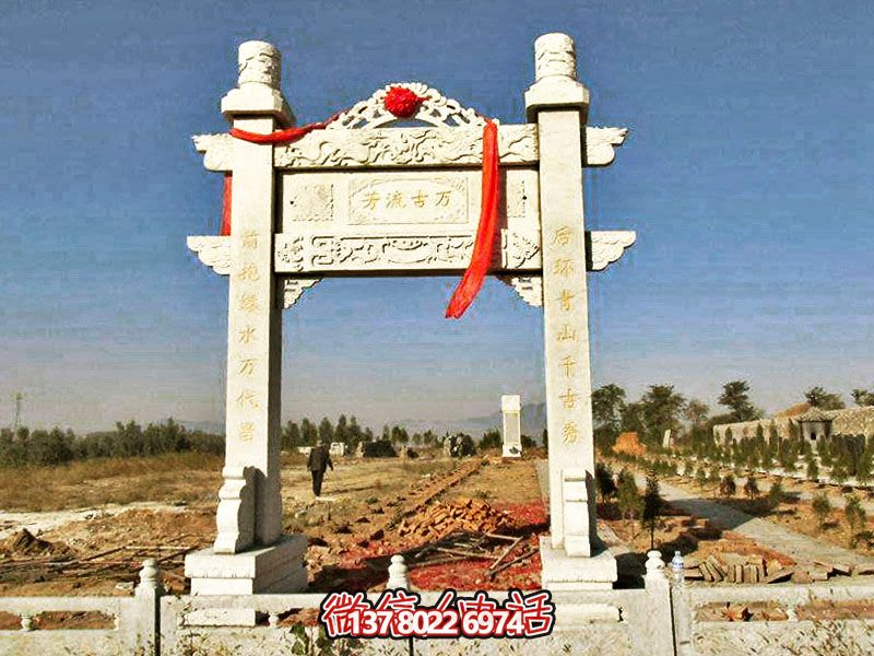 花崗巖簡(jiǎn)易牌坊，擺放石墓地