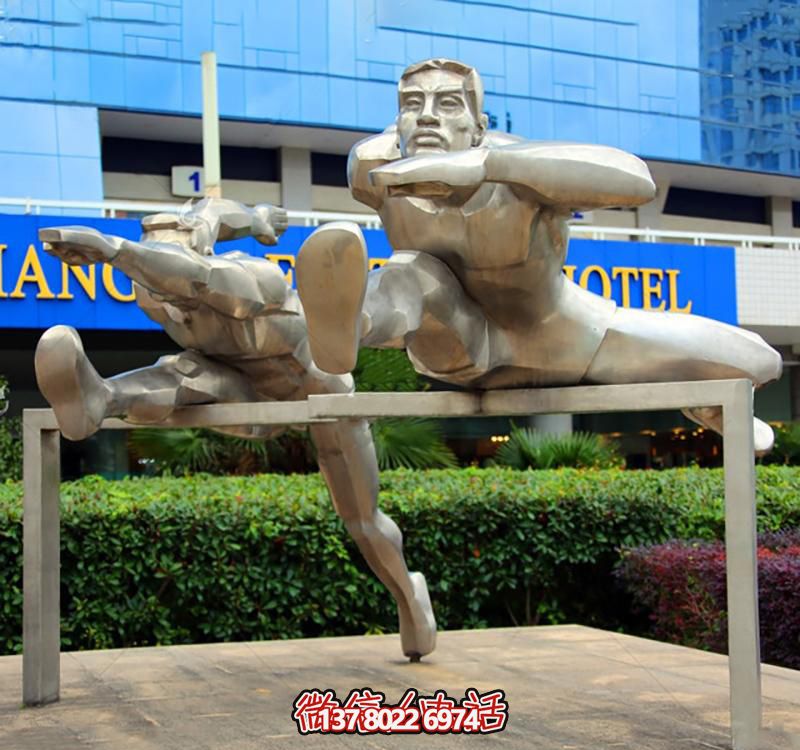 高科技不銹鋼跨欄雕塑裝置，傳承體育運動主題人物