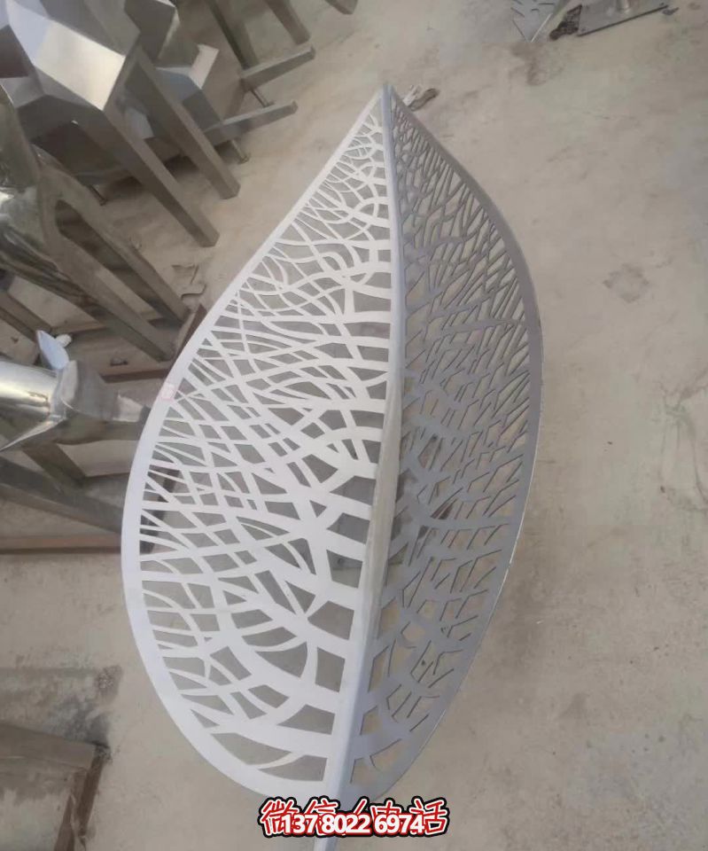 不銹鋼樹葉雕塑，給醫(yī)院藝術(shù)造型帶來(lái)絢麗美觀