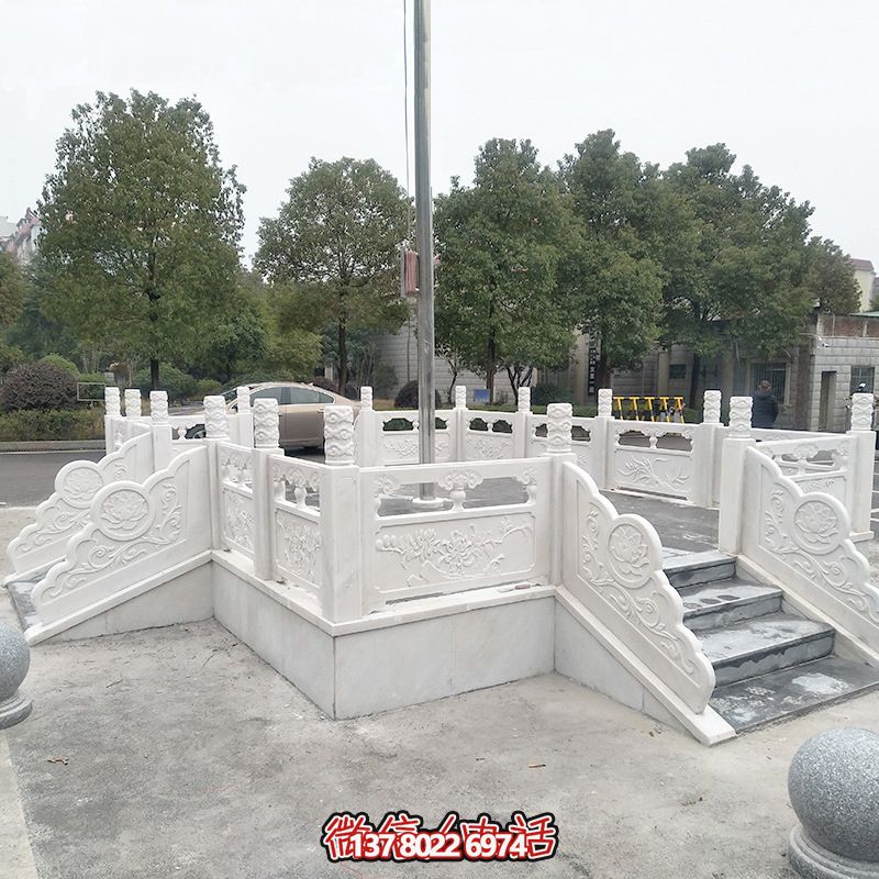 升旗臺(tái)石雕——精雕細(xì)琢，點(diǎn)綴校園風(fēng)采