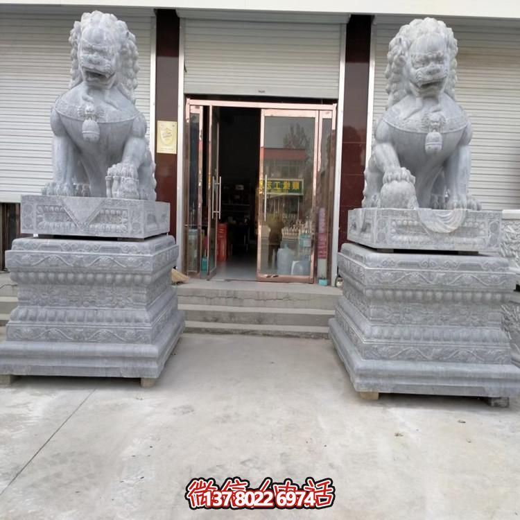 天然青石獅子雕塑，點綴景區(qū)大門