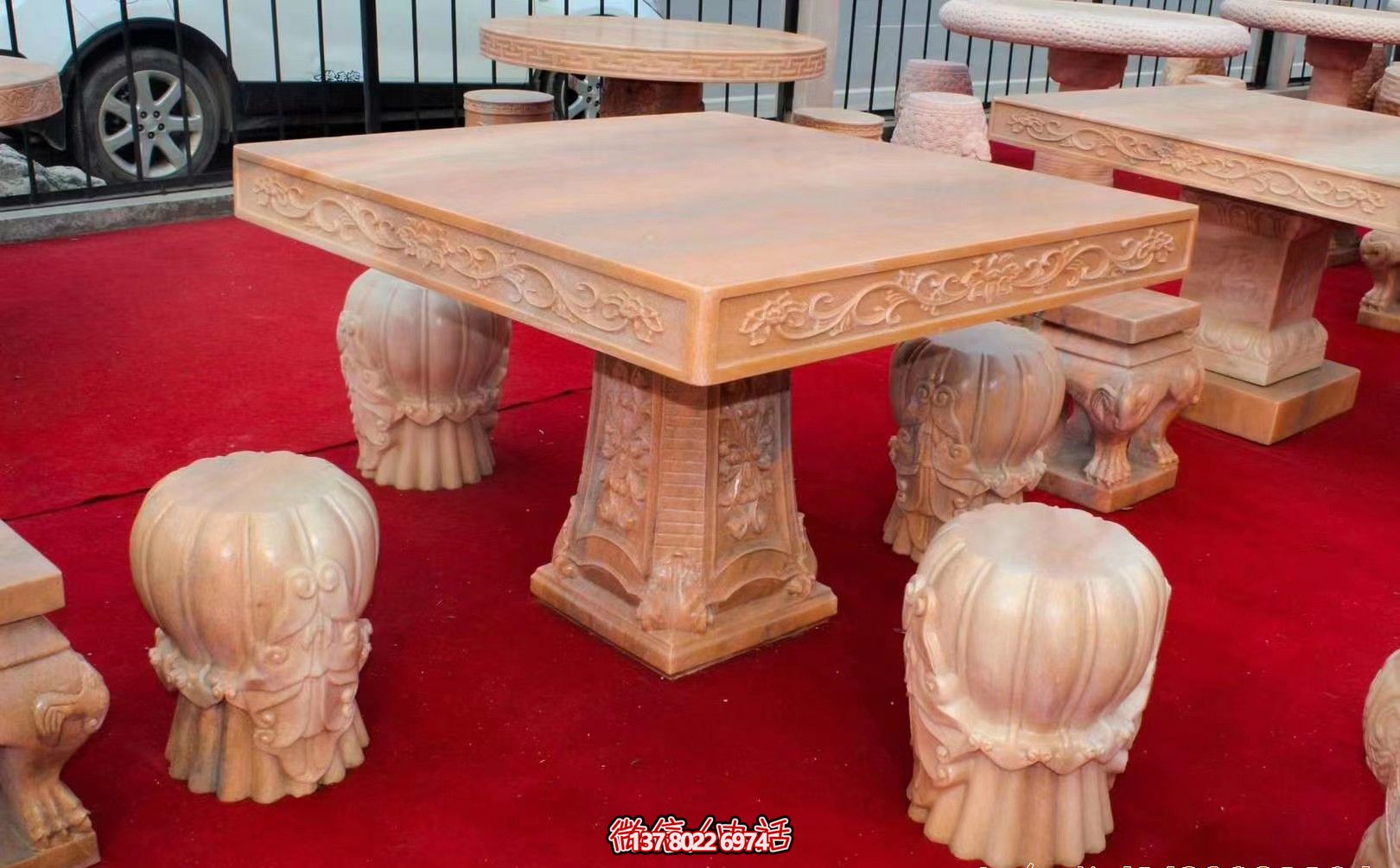 紅色方形石桌凳，欣賞晚霞雕塑，點亮花園廣場