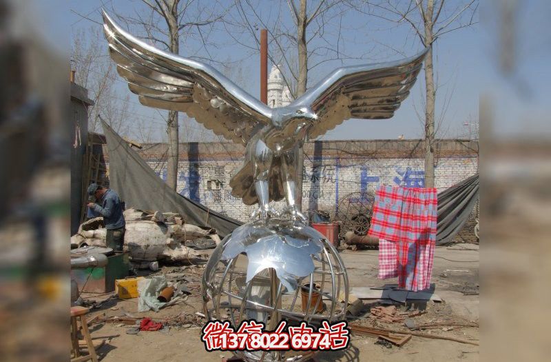休息時(shí)刻，欣賞不銹鋼老鷹雕塑