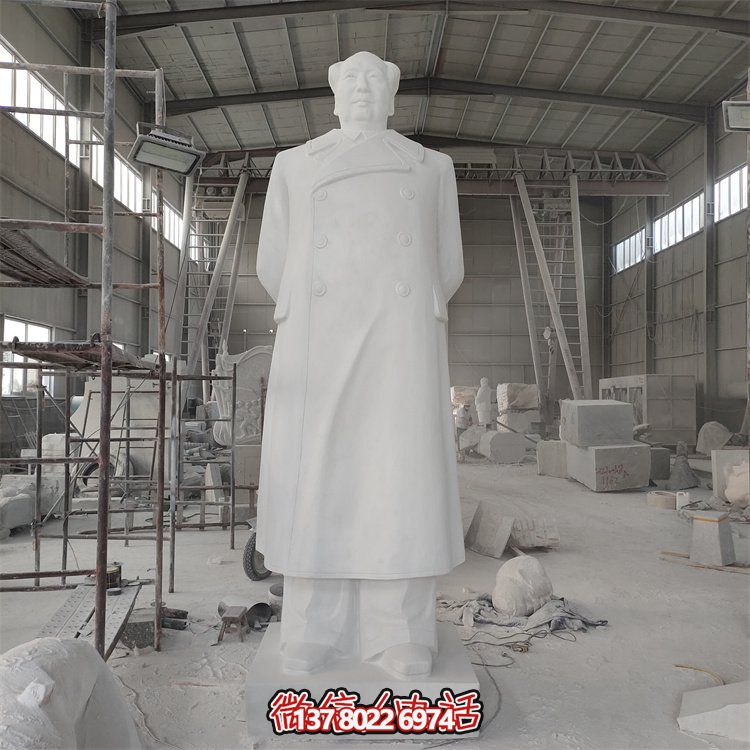 毛澤東雕像，點(diǎn)亮校園廣場