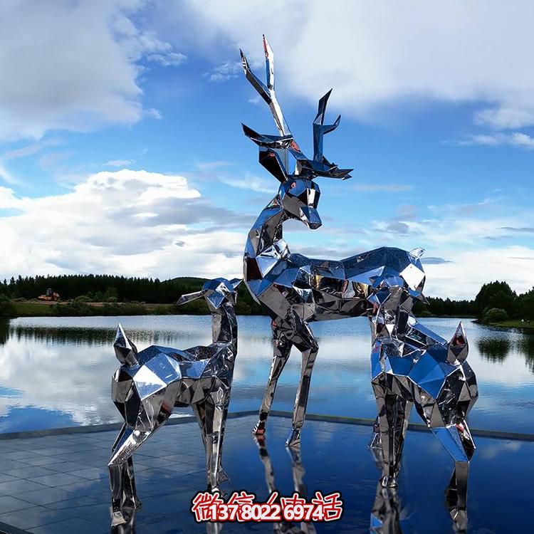 高聳入云的不銹鋼精美幾何雕塑，將公園景觀提升一個新境界