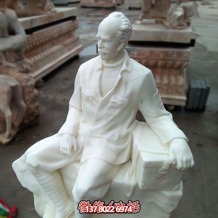 以白求恩精神為原型，漢白玉雕刻的護(hù)士坐姿雕塑