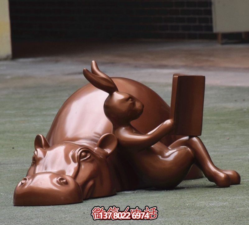 玻璃創(chuàng)意海馬雕塑，擺放于場內(nèi)，點綴你的生活