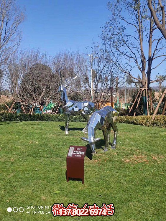 不銹鋼塊面鹿，抬頭鹿，低頭吃草的梅花鹿