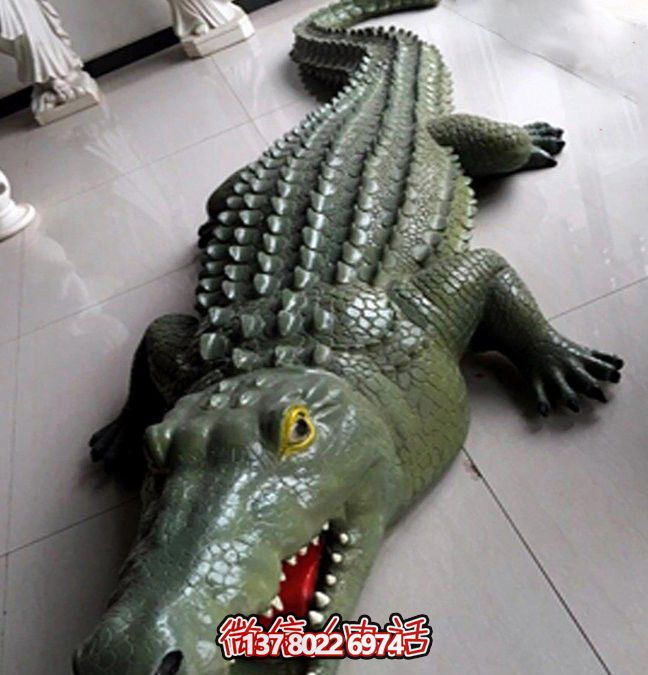 公園湖邊擺放的玻璃鋼創(chuàng)意鱷魚(yú)雕塑