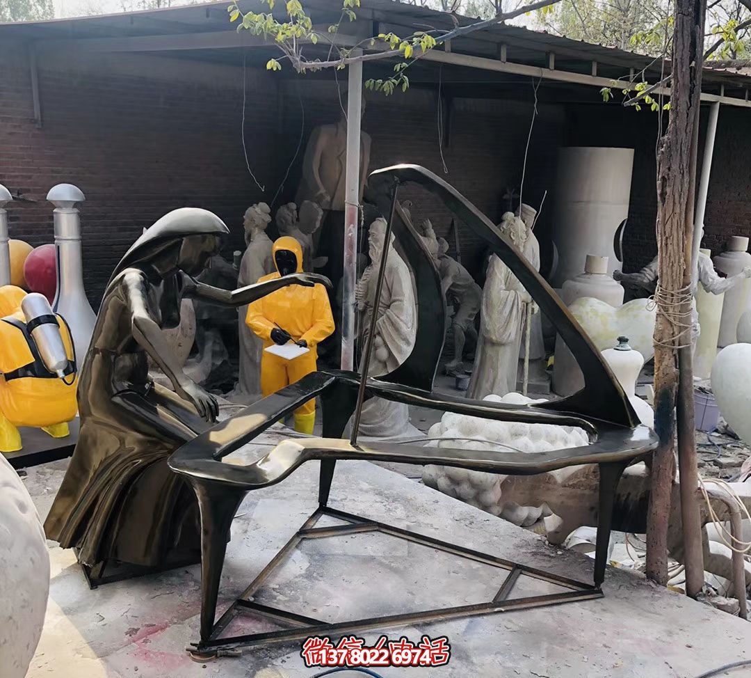 公園銅鑄抽象彈鋼琴的女孩戶外景觀鋼琴雕塑 公園銅鑄抽象彈鋼琴的女孩戶外景觀鋼琴雕塑