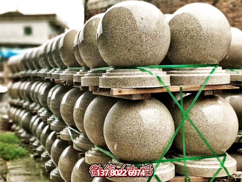 動(dòng)物園門口擺放球形花崗巖攔車石雕塑
