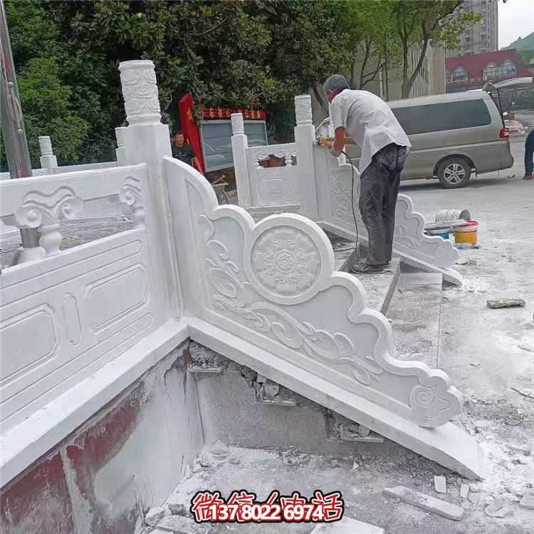 漢白玉旗臺(tái)欄板欄桿安裝，細(xì)節(jié)打磨處理