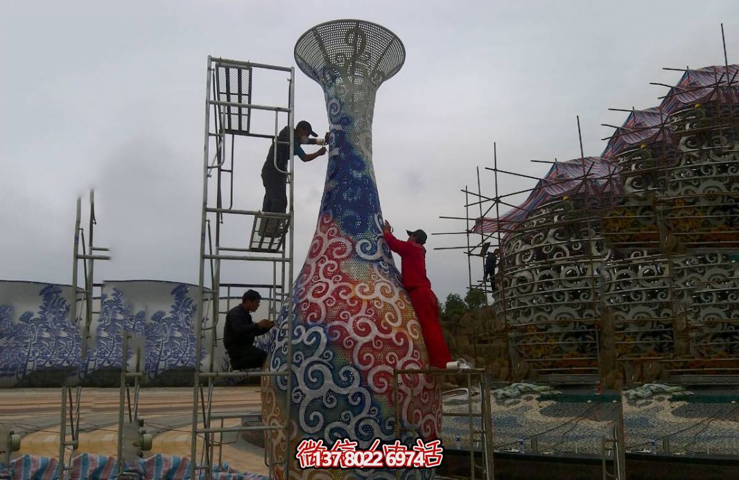 園博園室外彩繪鏤空不銹鋼花瓶雕塑 園博園室外彩繪鏤空不銹鋼花瓶雕塑