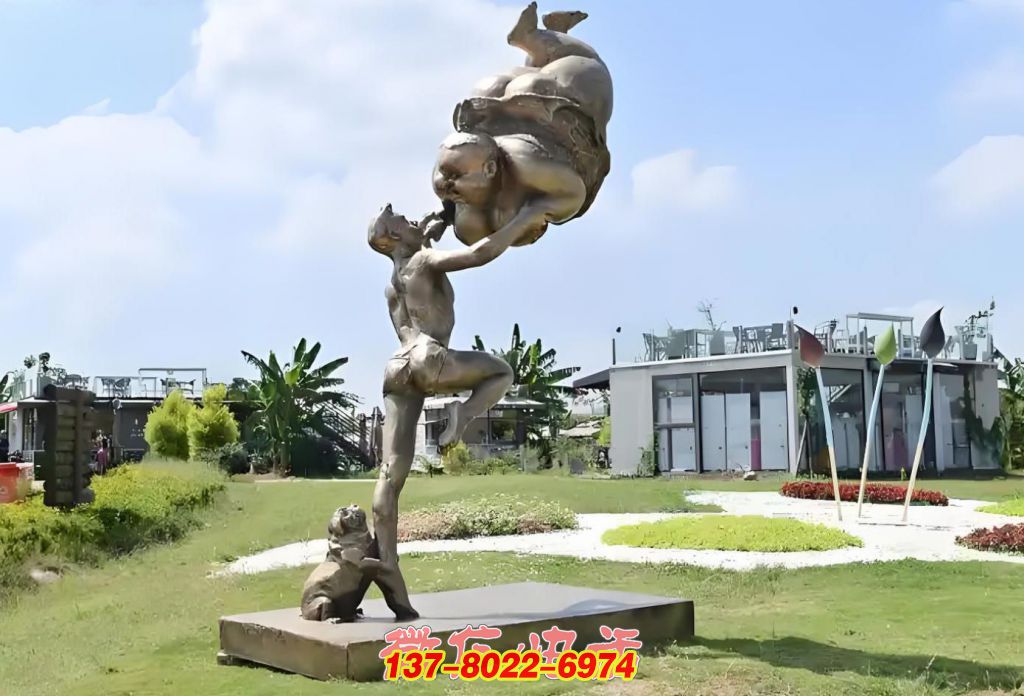 力與趣的協(xié)奏：男子托舉胖娃景觀雕塑