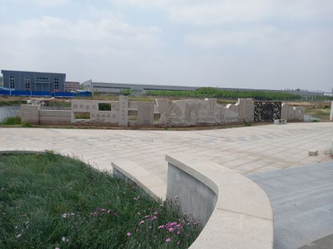 蘆葦湖景墻：鳴琴戴星，長26米，高2