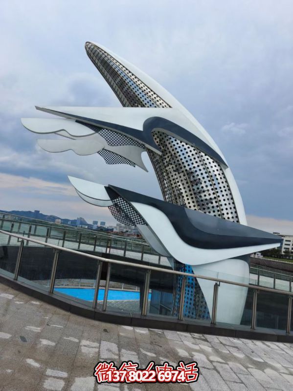 抽象不銹鋼鏤空鯨魚(yú)雕塑